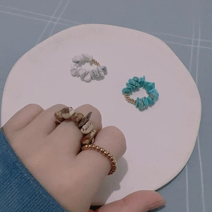 Set de anillos elásticos con piedras naturales y cuentas doradas estilo bohemio