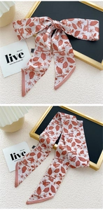 Foulard long imprimé floral noué en ruban avec motifs de feuilles et bords roses