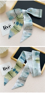 Détail du foulard en soie aux motifs de forêt et de cerf avec un nœud élégant