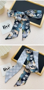 Détail d'un ruban en soie avec motif floral tropical et damier bleu pour cheveux