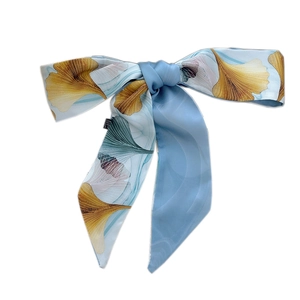 Ruban de soie bleu clair avec motif de feuilles de ginkgo noué en nœud papillon
