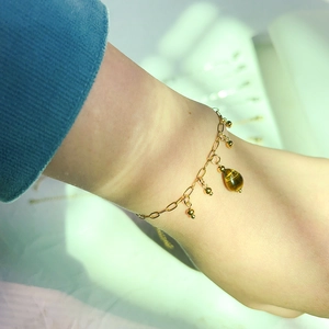 Bracelet vintage en titane doré 18 carats avec pierre oeil de tigre et pendentifs