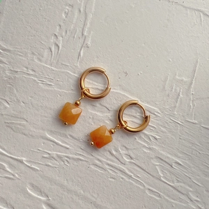 Detail von 18K vergoldetem Creolen-Ohrring mit facettiertem Bernstein-Quadrat-Anhänger