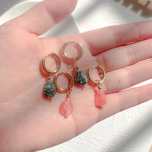 Boucles d'oreilles créoles en acier doré 18K avec pendentifs feuilles en pierre naturelle