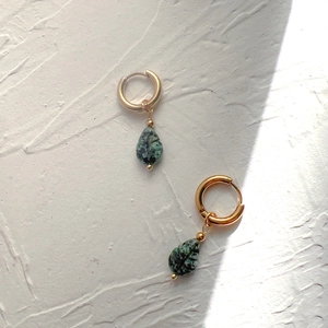 Détail de boucles d'oreilles en acier inoxydable doré 18 carats avec pierres naturelles