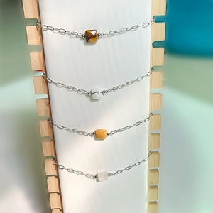 Bracelets avec pendentifs carrés en pierre naturelle en quatre couleurs sur support bois