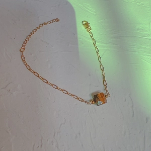 Bracelet chaîne dorée minimaliste avec pendentif carré en pierre naturelle facettée