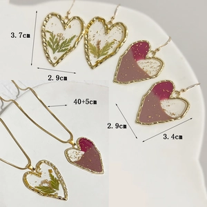 Schmuckset aus 18K vergoldetem Titan mit Herzanhängern aus Harz und Trockenblumen