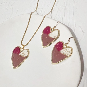 Schmuckset aus Titan mit 18K Gold, Herzanhänger und Harz mit Trockenblumen