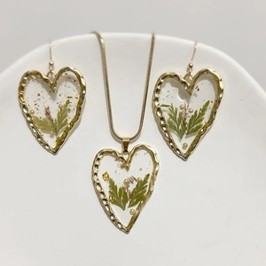 Schmuckset aus 18K Titanstahl mit grünen Farnblättern und Goldfolie in Herzform