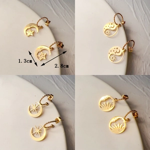 Goldene Ohrringe mit Sonnen- und Mondanhängern und gedrehtem C-Design im Set