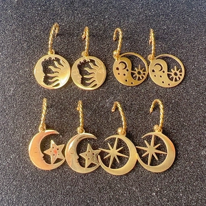 Set mit 4 Paar 18K vergoldeten Stern-Mond-Sonne-Ohrringen mit gedrehten Creolen-Haken