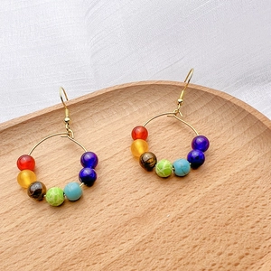Boucles d'oreilles yoga chakra dorées avec sept pierres naturelles arc-en-ciel