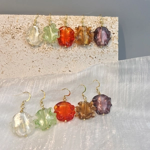 Boucles d'oreilles pendantes en verre ondulé en cinq couleurs avec crochets dorés