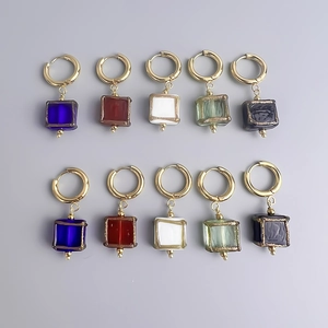 Détail de pendentifs carrés en verre de cinq couleurs sur boucles d'oreilles 18K