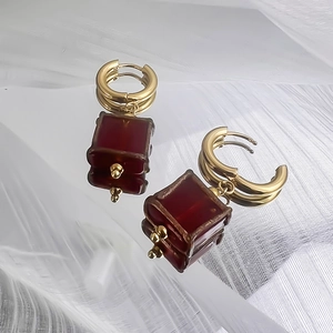 Détail de boucles d'oreilles vintage avec pendentif en verre rouge et or 18 carats