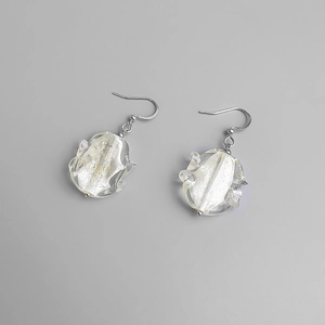 Détails des boucles d'oreilles argentées en résine transparente avec grains de texture interne