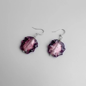 Détail de boucles d'oreilles en verre violet avec feuille d'argent et crochets ondulés