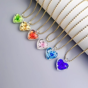 Leuchtende Herz-Glasanhänger mit Blumen an goldenen Edelstahl-Kugelketten in sechs Farben