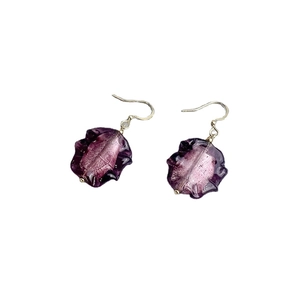 Boucles d'oreilles pendantes en verre violet avec feuilles d'argent et crochets dorés