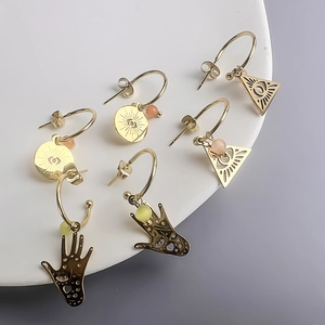 Boucles d'oreilles bohèmes en acier doré avec pendentifs œil, main de hamsa et soleil