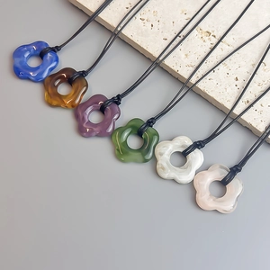 Bohemia Floral Pendant Necklace Resin Marble Texture Flower Wax Rope Chain Minimalist Jewelry For Women