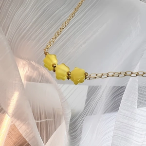 Collier en acier inoxydable plaqué or 18K avec fleurs œil de chat et chaîne délicate