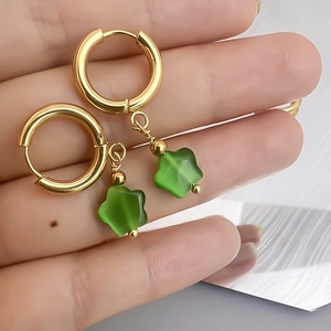 Boucles d'oreilles créoles dorées minimalistes avec pendentifs fleurs vertes