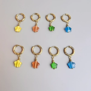 Créoles dorées minimalistes avec pendentifs opales en forme d'étoile de quatre couleurs