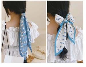 Détail de rubans à cheveux en soie imprimés aux motifs bleu et blanc pour la coiffure