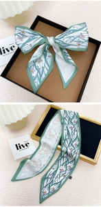 Détail du motif floral et de cœur peint à la main sur l'écharpe en soie réversible