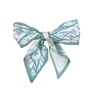 Foulard en satin à fleurs avec bordure vert menthe et design nœud pour femme chic