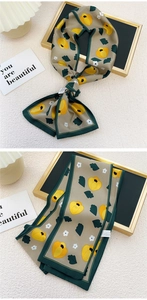 Détail d'un foulard en soie à motif tulipe jaune et bordure verte contrastée
