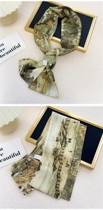 Détail d'un foulard en soie vintage avec imprimé peinture à l'huile et étiquette
