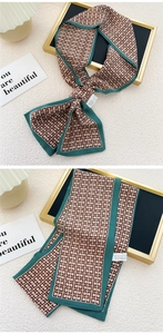 Détail d'un foulard en soie vintage avec motifs géométriques et bordure verte
