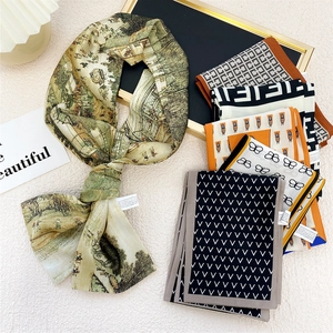 Divers foulards en soie élégants avec motifs géométriques et floraux sur fond beige