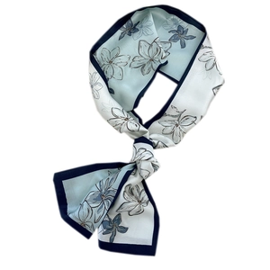 Foulard étroit en soie twilly avec motif floral bleu et design peint à la main pour le cou