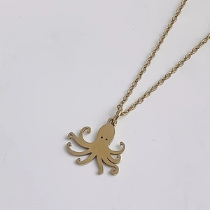 Détail du collier pendentif poulpe en or 18 carats avec design découpé et chaîne à mailles