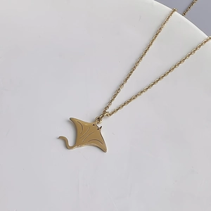 Détail du pendentif raie manta en or 18 carats poli avec une chaîne minimaliste
