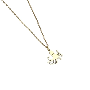 Collier avec pendentif poulpe plaqué or 18K et chaîne maille forçat sur fond blanc