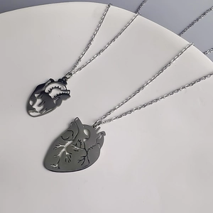 Ensemble minimaliste en acier inoxydable avec pendentifs cœur anatomique sur chaînes