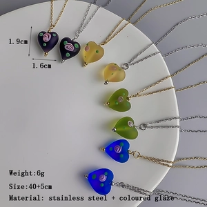 Colliers cœur vintage avec roses en émail coloré et acier inoxydable de luxe