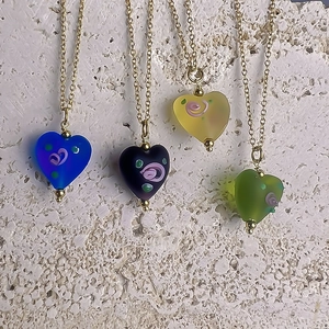Colliers cœur en acier inoxydable vintage avec pendentifs en verre en quatre tons élégants