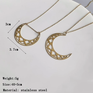Collier avec pendentif lune ajourée dorée en acier inoxydable au design artistique