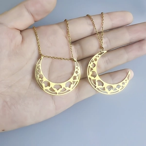Collier Pendentif Lune Croissante Ajourée En Acier Inoxydable Motif Cœur Géométrique Découpé Bijoux Artistiques Tendances