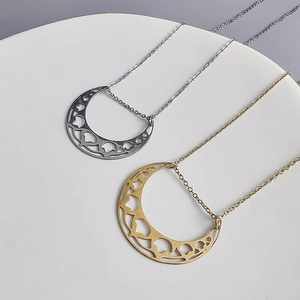 Collier avec pendentif lune ajourée en acier inoxydable poli finitions doré et argenté