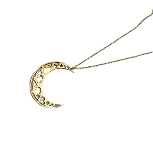 Collier avec pendentif lune dorée en acier inoxydable et motifs de cœurs ajourés