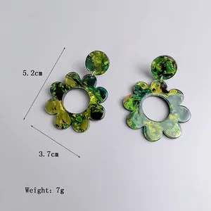 Orecchini a fiore in acrilico con effetto pittura a olio verde e bordi metallici