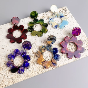 Orecchini a fiori in acrilico colorato con sei vivaci texture marmorizzate e motivi