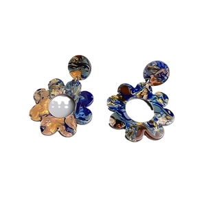 Orecchini a fiore in acrilico con trama marmorizzata pittura a olio blu e marrone